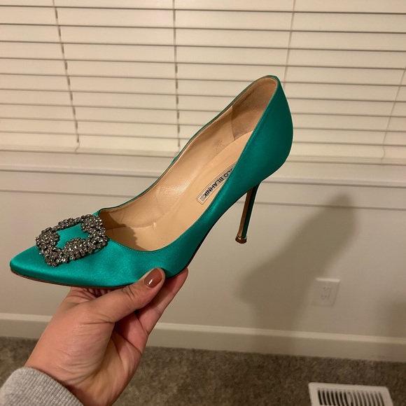 Manolo Blahnik Hangisi Pump - Picture 6 of 7